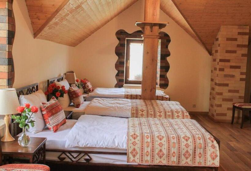 غرفة قياسية ثلاثية مطلة علي حمام السباحة, Garni Hinyard