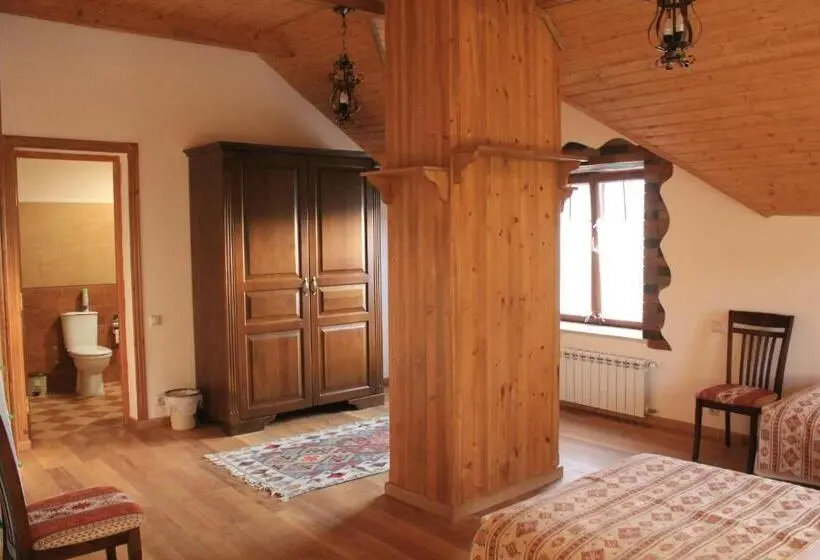 اتاق استاندارد سه تخته با چشمانداز باغ, Garni Hinyard