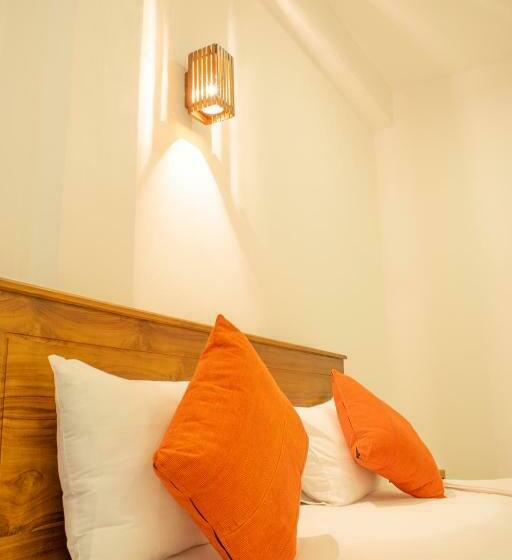 חדר דלוקס, Lavinia Escapes