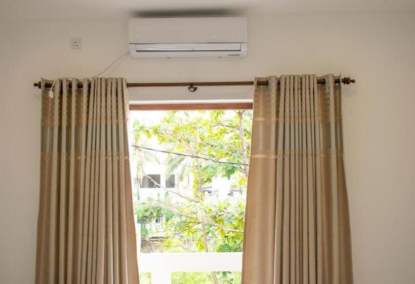 חדר דלוקס לשלושה, Lavinia Escapes