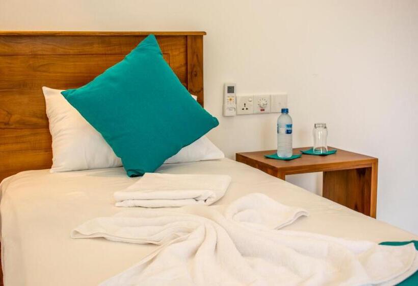 חדר דלוקס לשלושה, Lavinia Escapes