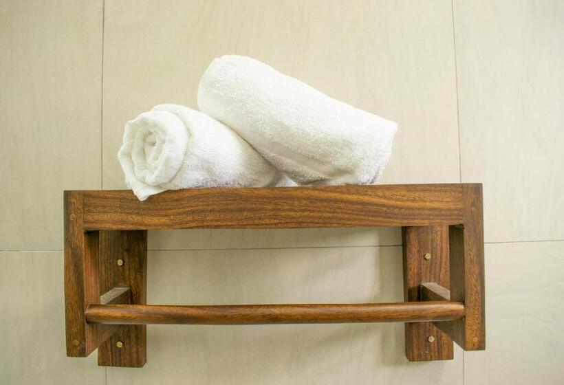 חדר דלוקס לשלושה, Lavinia Escapes