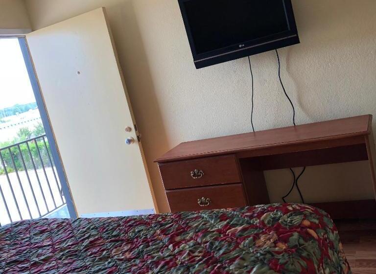 سوییت خانوادگی, Country Host Inn