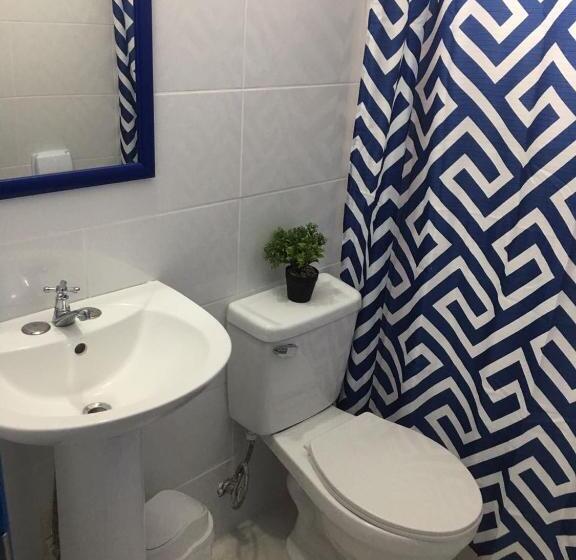 חדר בסיסי לשלושה, Casa Greca