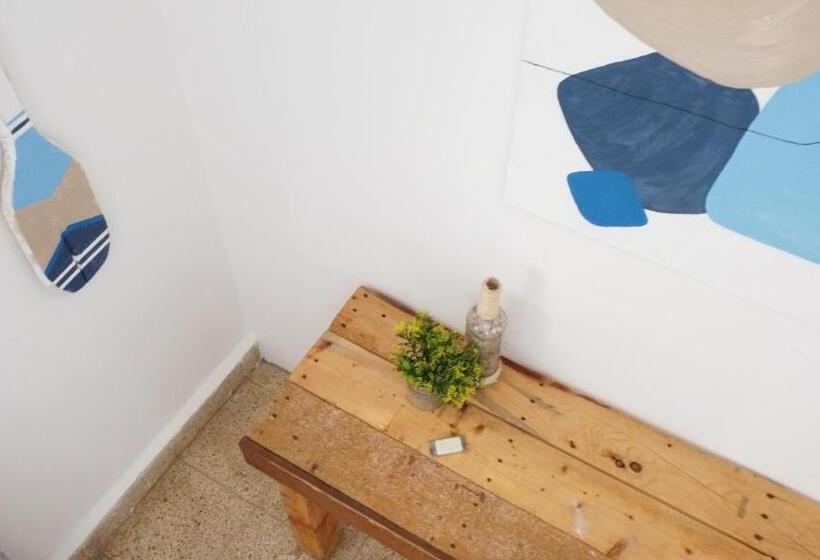 חדר בסיסי לשלושה, Casa Greca