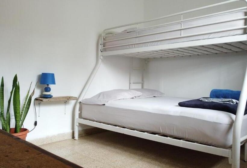 חדר בסיסי לשלושה, Casa Greca