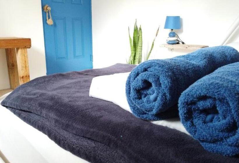 חדר בסיסי לשלושה, Casa Greca