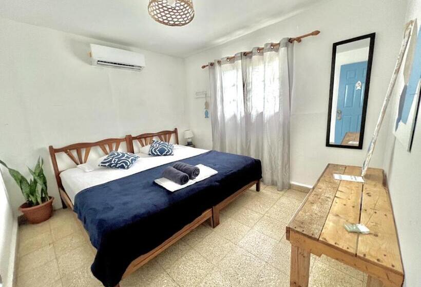 חדר בסיסי לשלושה, Casa Greca