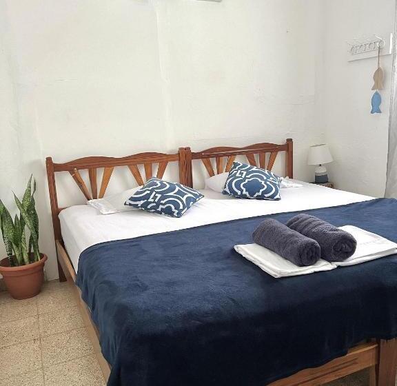 חדר בסיסי לשלושה, Casa Greca