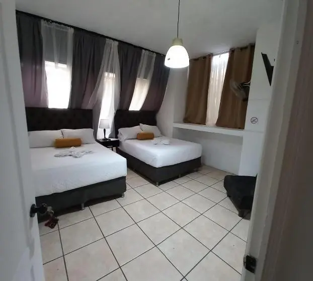 اتاق خانوادگی, Global Airport Inn Free Shuttle