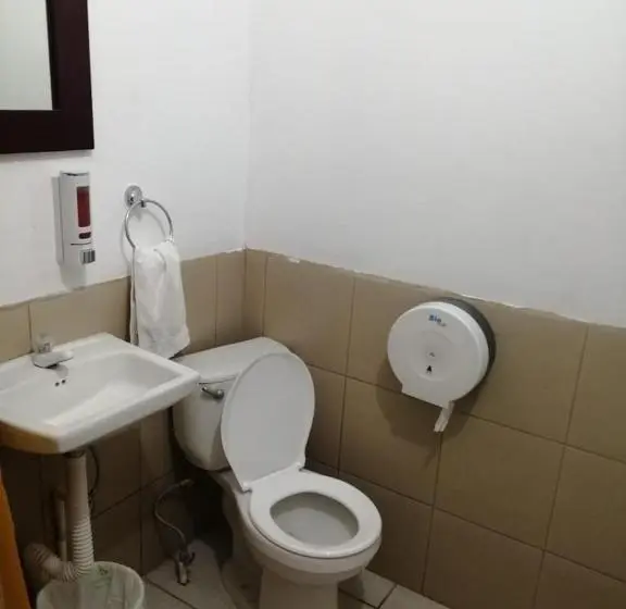 اتاق خانوادگی, Global Airport Inn Free Shuttle