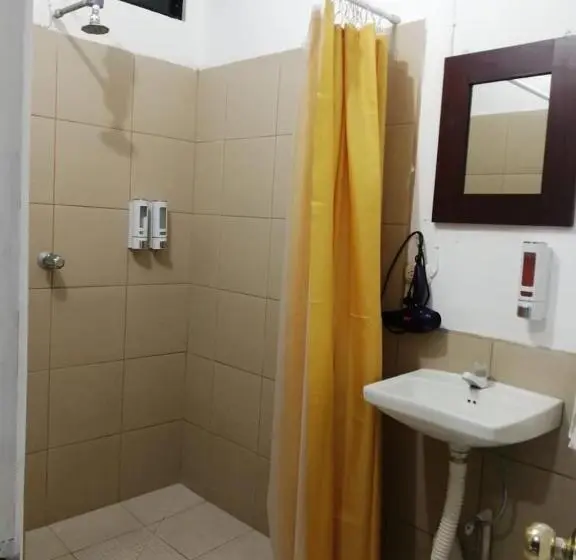 اتاق خانوادگی, Global Airport Inn Free Shuttle