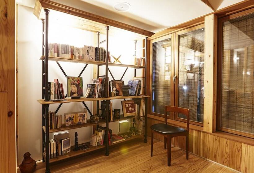 מיטה בחדר משותף, Utsuwa Designed Hostel