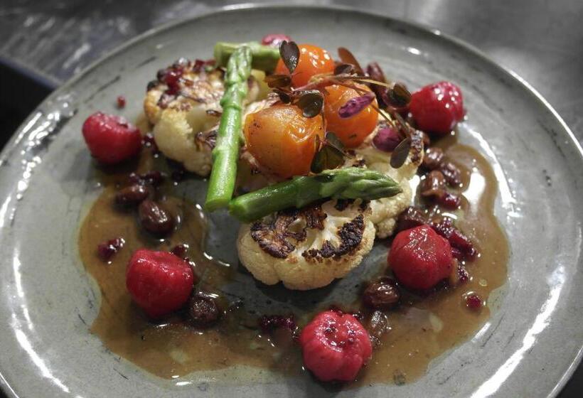 חדר משפחתי, Hardwick Arms