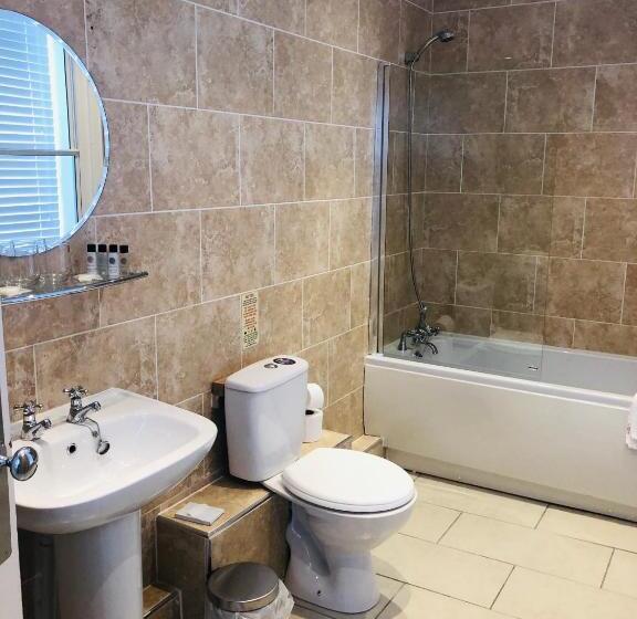 חדר משפחתי, Hardwick Arms