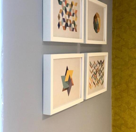 חדר משפחתי, Hardwick Arms