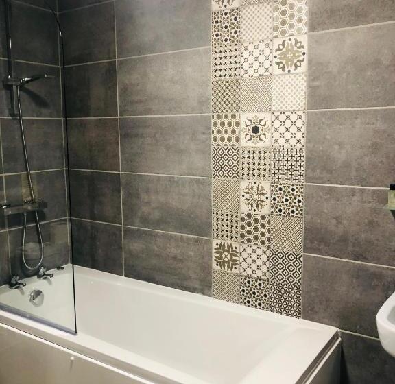 חדר משפחתי, Hardwick Arms