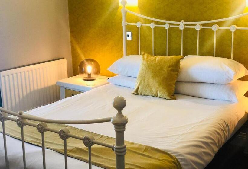 חדר משפחתי, Hardwick Arms