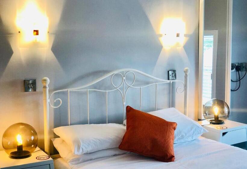 家庭间, Hardwick Arms