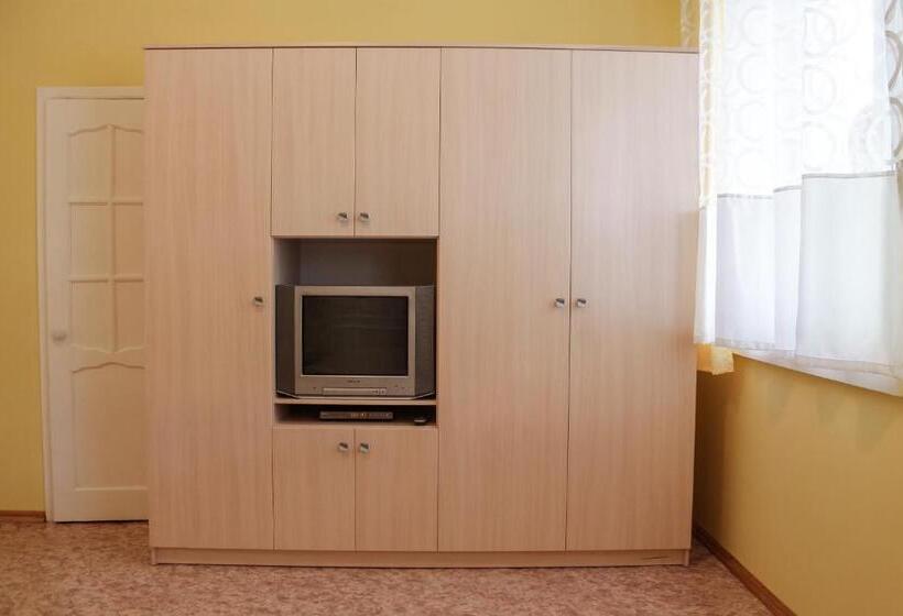 اتاق راحتی سه تخته, Osobyi Guest House