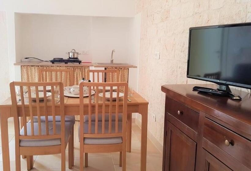 חדר סופריור לארבעה, Una Volta A Martina