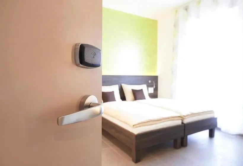 身障者適用スタンダードルーム, Eee Hotel Traun
