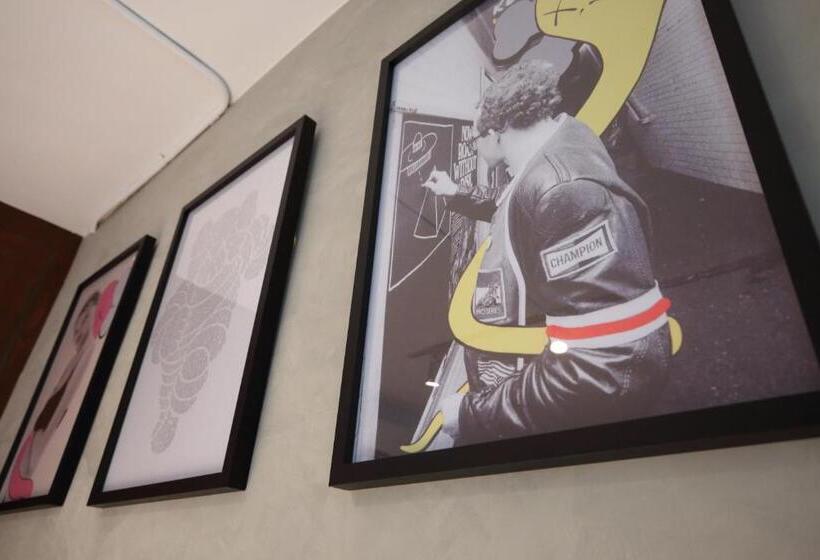 سوئیت با بالکن, G.o.a.t Hostel