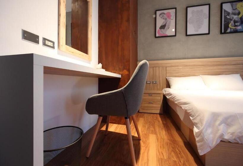 سوئیت با بالکن, G.o.a.t Hostel