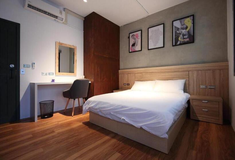 سوئیت با بالکن, G.o.a.t Hostel