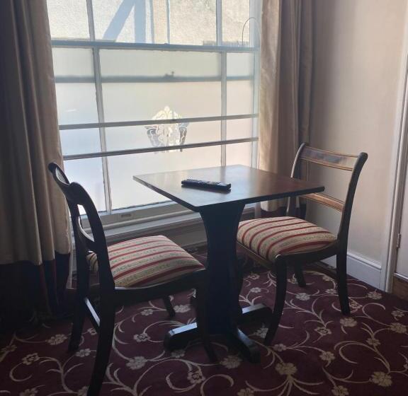 带大床的标准间, The Tudor