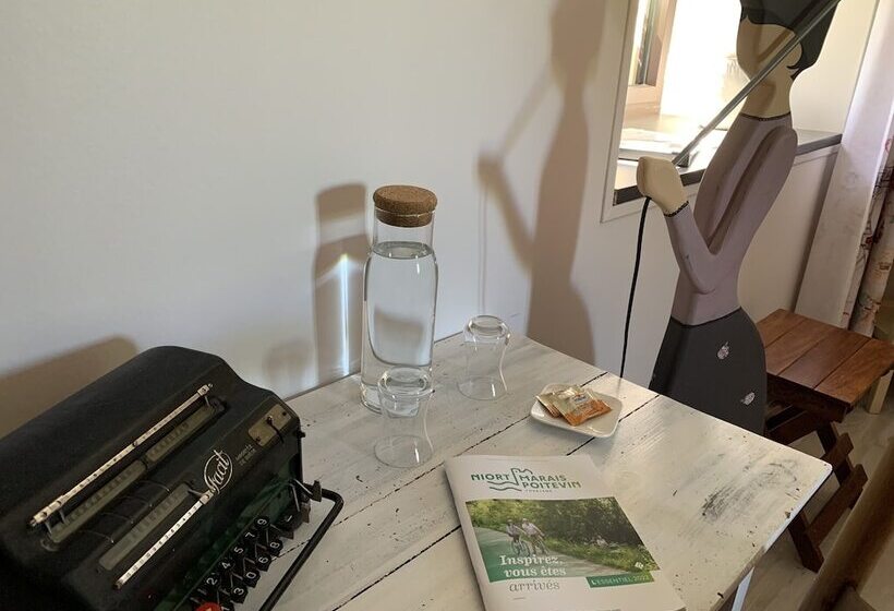 Номер Стандарт, Logis De La Roche  Niort  Chauray