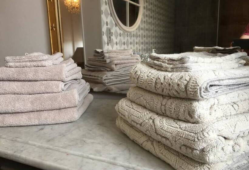 Семейный Номер, Logis De La Roche  Niort  Chauray