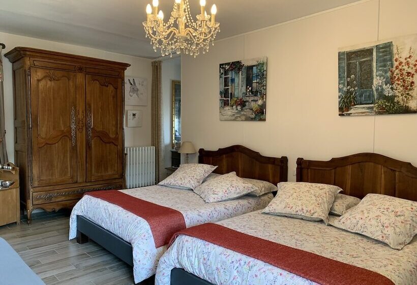 Семейный Номер, Logis De La Roche  Niort  Chauray