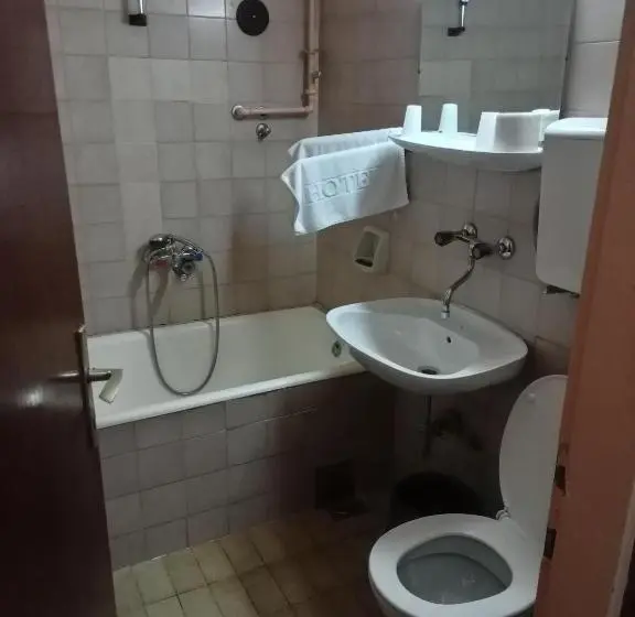 اتاق لوکس, Vila Panonija
