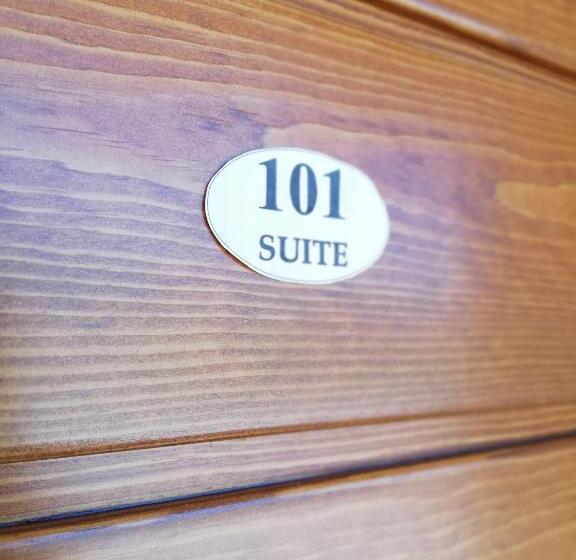 جناح, Karingo House