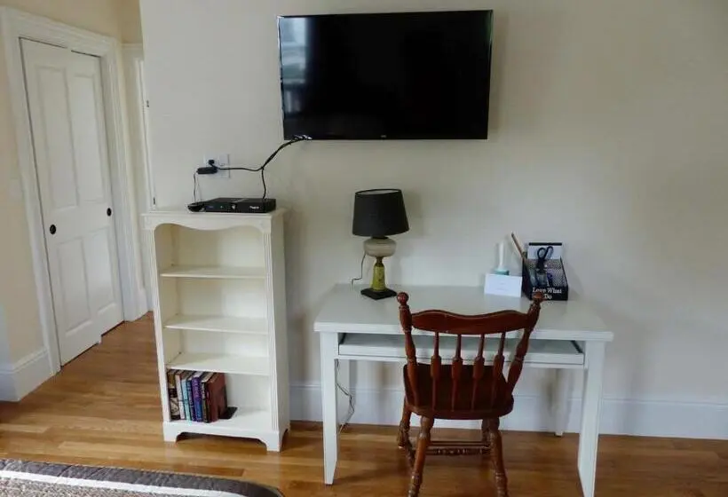 اتاق استاندارد چهارنفره با بالکن, Davis Square Inn
