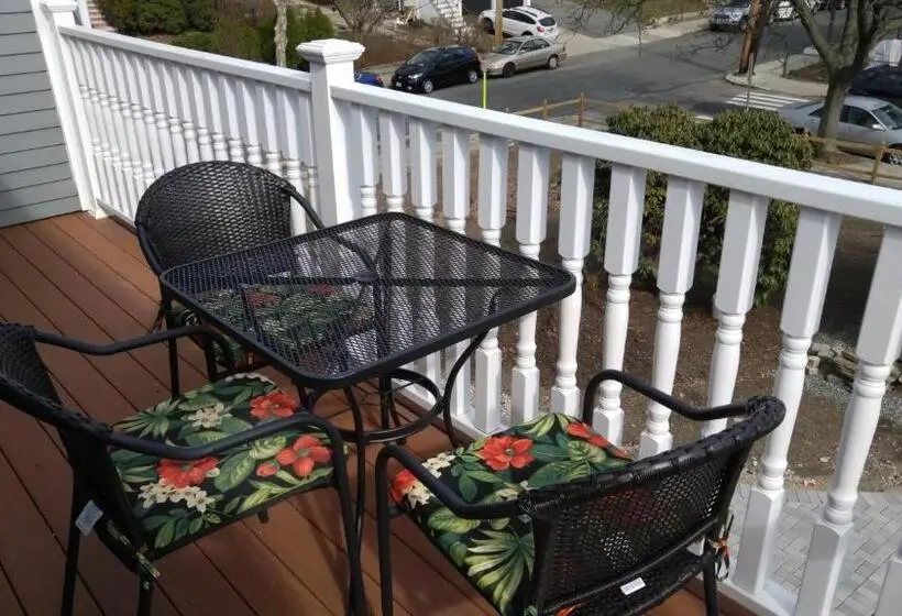 اتاق استاندارد چهارنفره با بالکن, Davis Square Inn