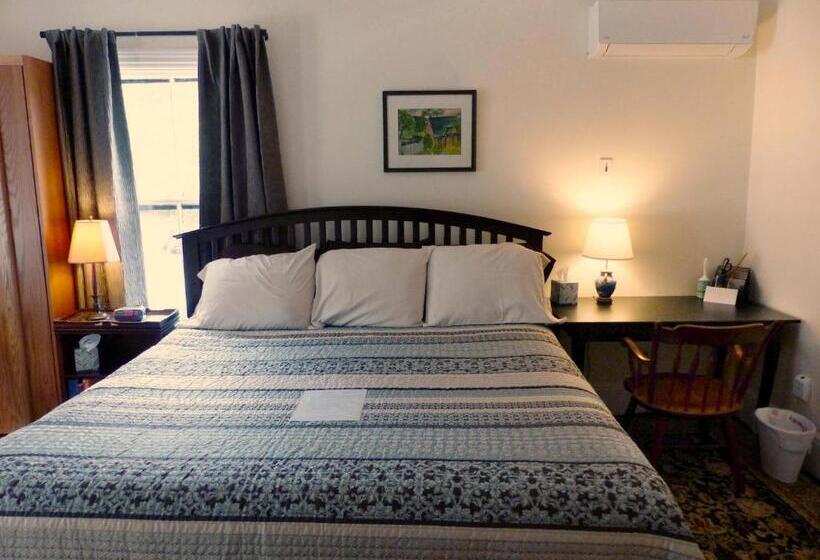 デラックストリプルルーム, Davis Square Inn