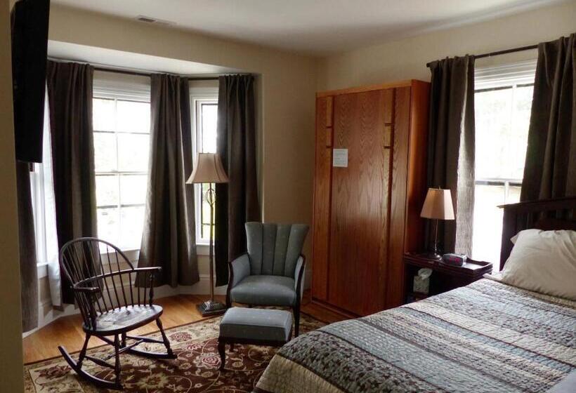 デラックストリプルルーム, Davis Square Inn