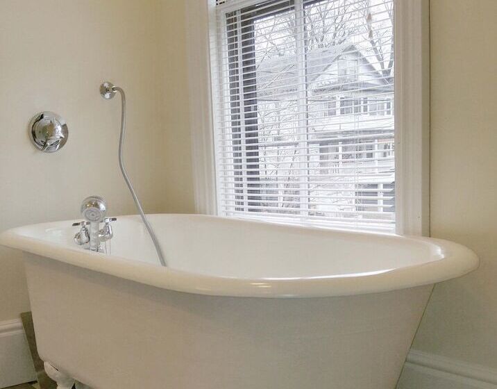 デラックストリプルルーム, Davis Square Inn