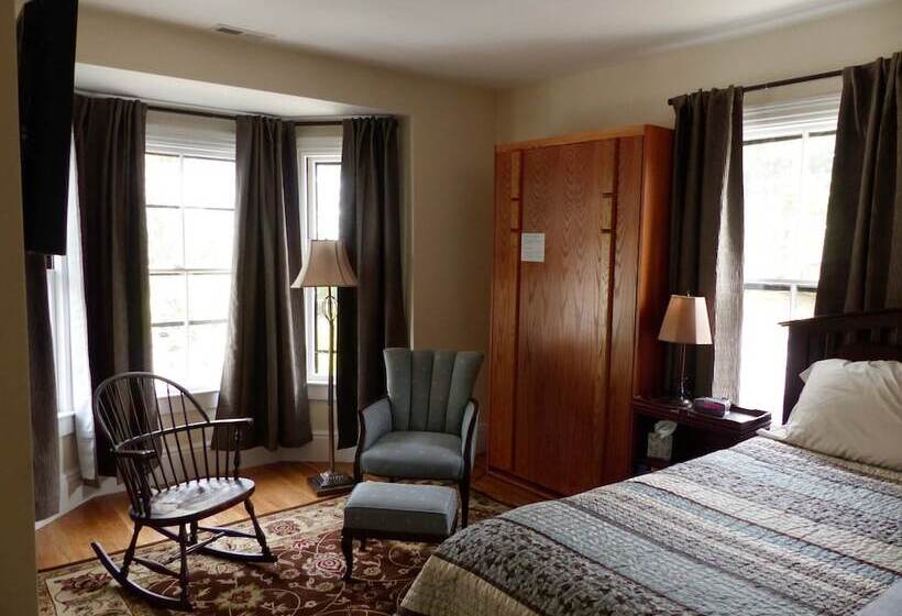 デラックストリプルルーム, Davis Square Inn