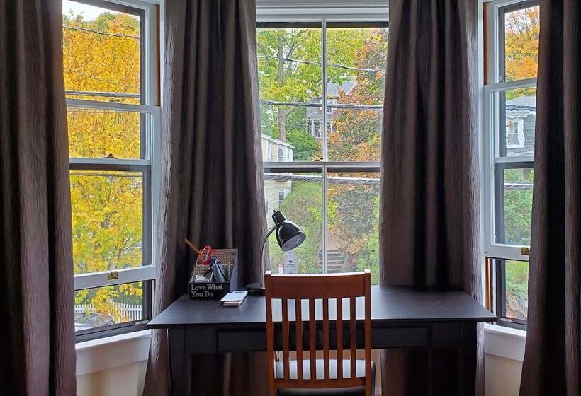 デラックストリプルルーム, Davis Square Inn