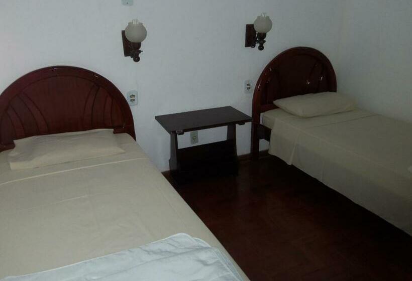 Standard Værelse, Miguel Pereira