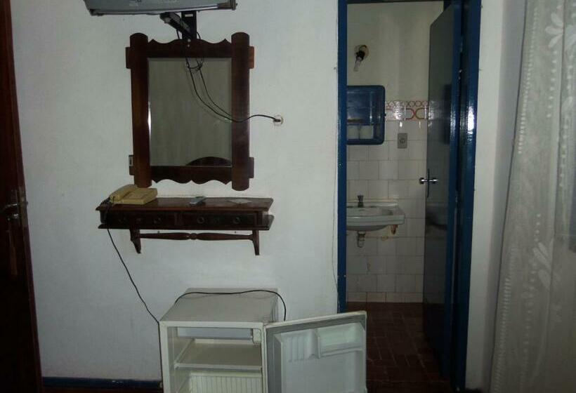 Standard Værelse, Miguel Pereira