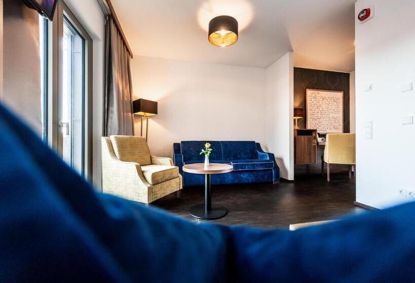 스탠다드 스튜디오, Best Western Plus Royal Suites