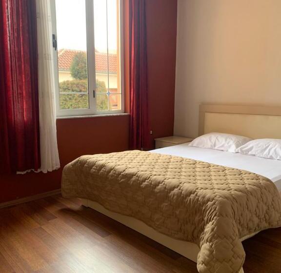 חדר משפחתי, Vila Topciu