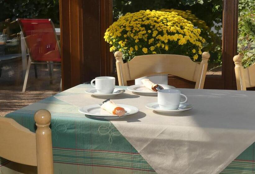 이코노미 룸, Janssen