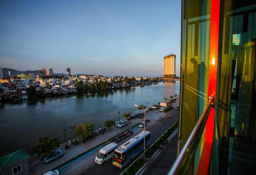 Deluxe room with river view, Moonlight Bay Hotel & Apartment