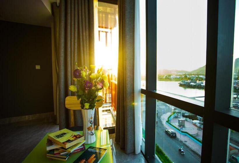 Deluxe room with river view, Moonlight Bay Hotel & Apartment