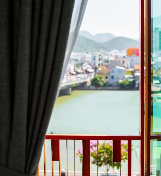 Deluxe room with river view, Moonlight Bay Hotel & Apartment
